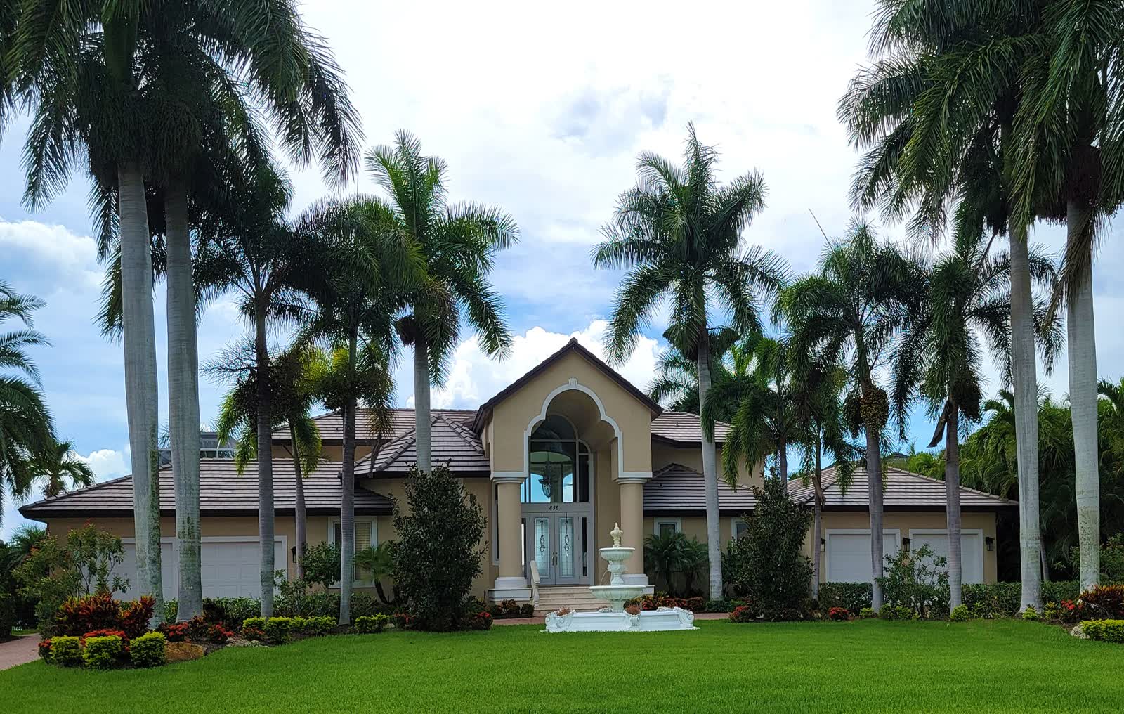 Single-story Florida home with palm trees on a sunny day